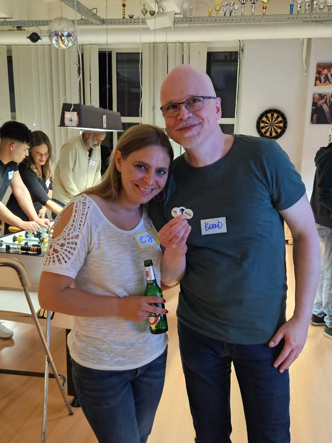 Zwei Gäste mit Namensschildern bei der Kickerparty